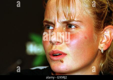 Jelena Dokic spricht mit der Presse über die falsche Zitate Über ihre Gegnerin in der ersten Runde Stockfoto