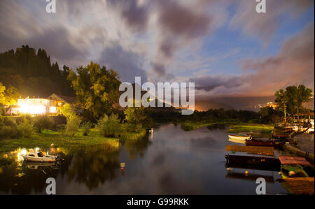 Atemberaubende Langzeitbelichtung Nacht am Skutarisee, Virpazar, Montenegro Stockfoto