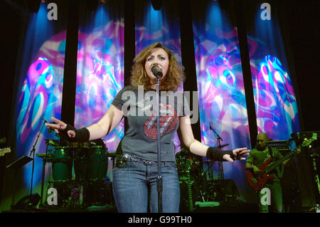 Charlotte Church tritt auf der Bühne im Shepherds Bush Empire im Zentrum von London auf. Bilddatum: Donnerstag, 20. April 2006. Bildnachweis sollte lauten: Ian West/PA Stockfoto