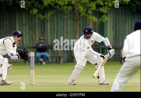 Der srilankische Schlagmann Thilan Samaraweera (R) spielt eine Aufnahme, während der Wicketkeeper der britischen Universitäten Josh Knappett (L) am ersten Tag des Tourspieles auf dem Fenners Cricket Ground in Cambridge, Cambridgeshire, anschaut. Stockfoto