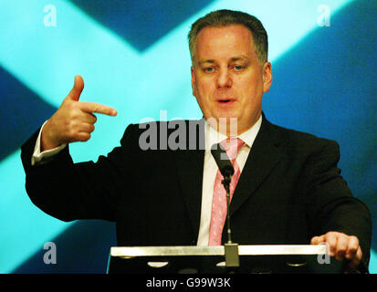 Der schottische erste Minister Jack McConnell beantwortet Fragen während einer Medienbesprechung im St. Andrew House in Edinburgh. Stockfoto