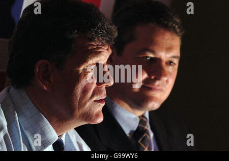 Wales' neuer Trainer Gareth Jenkins spricht mit David Pickering während einer Pressekonferenz im Millennium Stadium, Cardiff, mit den Medien. Stockfoto