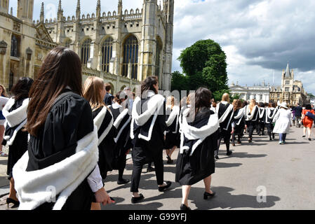 Eine Parade von Studenten aus Newnham an der Universität Cambridge vorbeiziehen Kings College auf dem Weg zum Abschluss an dem Senat-Haus Stockfoto
