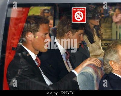 Prinz William (links) verlässt die Hochzeit seiner Stiefmutter, der Herzogin von Cornwalls Tochter Laura Parker Bowles und Harry Lopes, mit seiner Freundin Kate Middleton (rechts) und seinem Bruder Prinz Harry in einem Minibus. Stockfoto