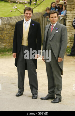 Harry Lopes (schwarze Jacke) kommt mit seinen besten Mann für seine Hochzeit, Laura Parker-Bowles in St Cyriac Kirche in Lacock, Wiltshire. Stockfoto