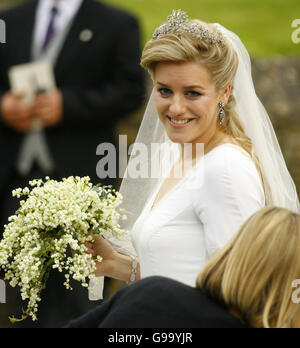 Laura Parker-Bowles kommt für ihre Hochzeit, Harry Lopes in St Cyriac Kirche in Lacock, Wiltshire. Stockfoto