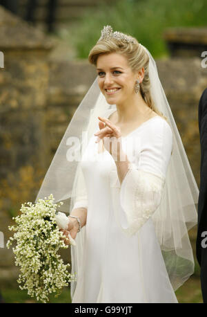 Laura Parker-Bowles kommt für ihre Hochzeit, Harry Lopes in St Cyriac Kirche in Lacock, Wiltshire. Stockfoto