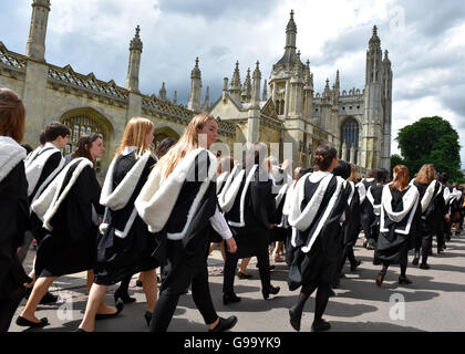 Eine Parade von Studenten aus Newnham an der Universität Cambridge vorbeiziehen Kings College auf dem Weg zum Abschluss an dem Senat-Haus Stockfoto