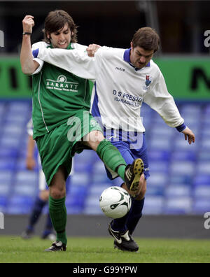 Adam Beasley von Nantwich Town und Daryl Craft von Hillingdon Borough Town Kampf um den Ball Stockfoto