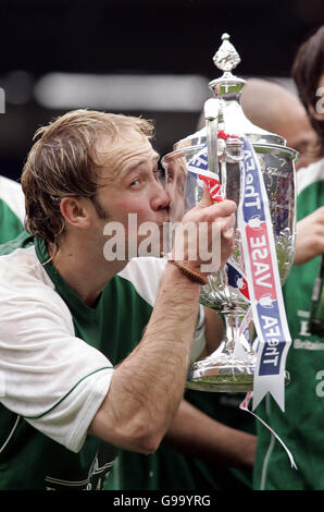 Richard Smith von Nantwich Town küsst die FA Vase Trophy Stockfoto