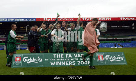 Fußball - FA Vase - Finale - Hillingdon Borough Town / Nantwich Town - St Andrews. Nantwich Town feiert den Gewinn des Finales der FA Vase Stockfoto