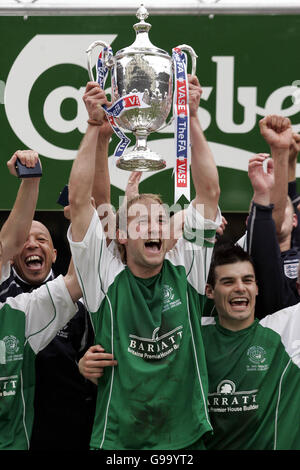 Fußball - FA Vase - Finale - Hillingdon Borough Town / Nantwich Town - St Andrews. Richard Smith von Nantwich Town hebt die FA Vase Trophy an Stockfoto