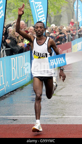 LEICHTATHLETIK Edinburgh. Fabiano Joseph aus Tansania gewinnt den Bupa Great Edinburgh Run der Männer, The Meadows, Edinburgh. Stockfoto