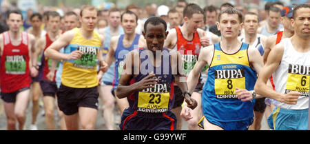 Schottland Rennen. Läufer treten beim BUPA Great Edinburgh Run an. Stockfoto