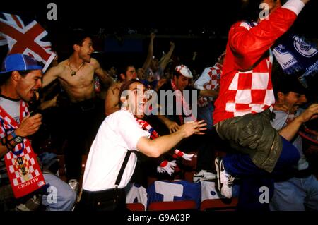 Fußball - Euro 96 - Gruppe D - Kroatien - Türkei - City Ground, Nottingham. Kroatien-Fans feiern das Siegertor Stockfoto