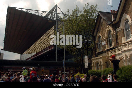 Ticketlose Arsenal-Fans versammeln sich vor Highbury im Norden Londons. Heute findet Arsenals letztes Spiel in Highbury statt, bevor sie zu Beginn der nächsten Saison ins Emirates-Stadion in Ashburton Grove ziehen. Stockfoto