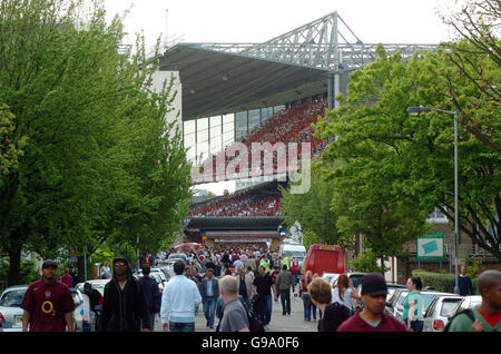 Ticketlose Arsenal-Fans versammeln sich vor Highbury im Norden Londons. Heute findet Arsenals letztes Spiel in Highbury statt, bevor sie zu Beginn der nächsten Saison ins Emirates-Stadion in Ashburton Grove ziehen. Stockfoto