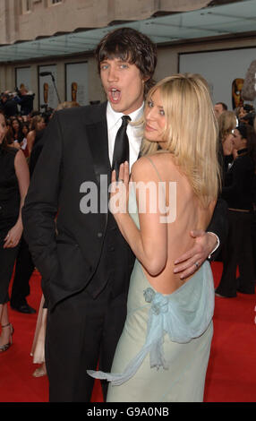 Vernon Kay und Tess Daly kommen für die TV-BAFTAs im Grosvenor House Hotel im Zentrum von London an. Stockfoto