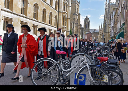 Eine Parade von Studenten wird von Professoren an der Universität Cambridge, Newnham College, um dem Senat-Haus für die Graduierung Stockfoto