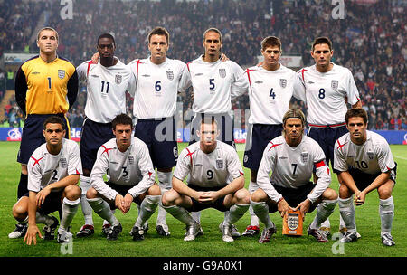 Die englische Fußballnationalmannschaft posiert für eine Mannschaftsgruppe vor dem internationalen Freundschaftsspiel gegen Argentinien in Genf, Schweiz, Samstag, 12. November 2005. Hintere Reihe von links: Paul Robinson, Ledley King, John Terry, Rio Ferdinand, Steven Gerrard und Frank Lampard. Vordere Reihe von links: Luke Young, Wayne Bridge, Wayne Rooney, David Beckham und Michael Owen. (AP-Foto) Stockfoto