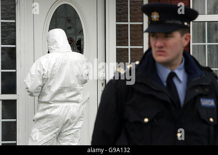 Ein forensisches Team von Gardai untersucht das Haus in der Ratoath Avenue, Finglas, wo der 30-jährige Dubliner Lee Kinsella letzte Nacht getötet wurde. Stockfoto