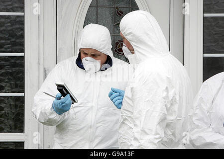 Ein forensisches Team von Gardai untersucht das Haus in der Ratoath Avenue, Finglas, wo der 30-jährige Dubliner Lee Kinsella letzte Nacht getötet wurde. Stockfoto