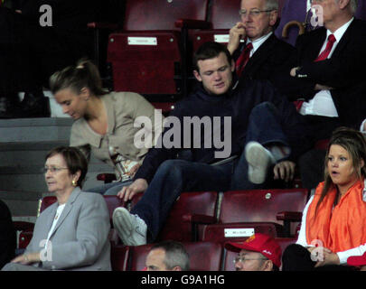 Wayne Rooney von Manchester United sieht sich während eines Testimonial Matches für Roy Keane im Old Trafford, Manchester, auf der Tribüne an. Stockfoto