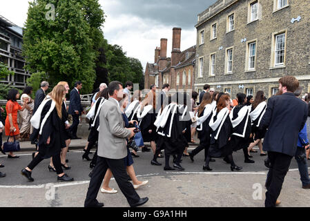 Eine Parade von Studenten wird von Professoren an der Universität Cambridge, Newnham College, um dem Senat-Haus für die Graduierung, Stockfoto