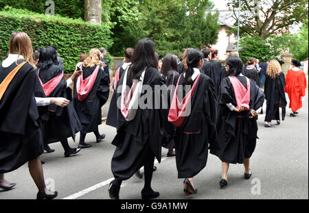 Eine Parade von Studenten wird von Professoren an der Universität Cambridge, Newnham College, um dem Senat-Haus für die Graduierung, Stockfoto