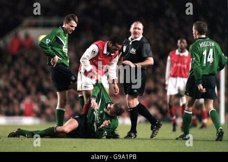 Thierry Henry von Arsenal (zweiter links) versucht, Liverpools Stephane Henchoz (am Boden) zu den Füßen zu ziehen, beobachtet von Dietmar Hamann von Liverpool (l) und Vegard Heggem (r) Stockfoto