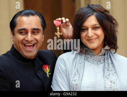 Der Schauspieler und Komiker Sanjeev Bhaskar und seine Frau Meera Syal im Buckingham Palace, nachdem er einen OBE für Unterhaltungsdienste erhalten hatte. Stockfoto