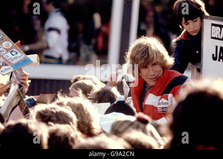 Formel-1-Autorennen. Der Formel-1-Weltmeister James Hunt ist von Horden von Autogrammjägern umgeben Stockfoto