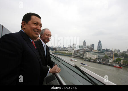 Der Bürgermeister von London, Ken Livingstone (rechts), steht mit Präsident Hugo Chavez, dem Präsidenten Venezuelas, im GLA-Gebäude in London. Stockfoto