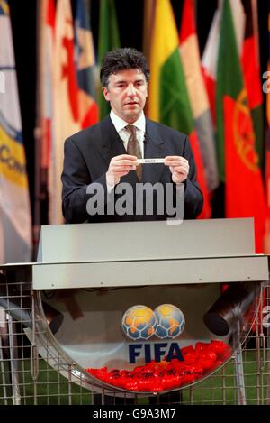 Vorverlosung der FIFA Fußball-Weltmeisterschaft 2002 – Tokyo International Forum. FIFA-Generalsekretär Michel Zen-Ruffinen zeigt, dass Wales bei der Vorverlosung der FIFA-Weltmeisterschaft 2002 in die Endrunde gezogen wurde Stockfoto