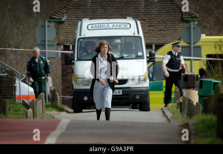 Polizeibeamte im St. Georges Hospital in Hornchurch, Essex, Donnerstag, 6. April 2006, wo eine Krankenschwester früher erstochen wurde. Detektive haben nach dem tödlichen Messer eine Morduntersuchung eingeleitet. Das Opfer, eine Frau in den Dreißigern, wurde auf dem Gelände des Krankenhauses in Suttons Lane, Hornchurch, Essex, erstochen. Heute nach 11 Uhr wurde sie von Kollegen in einem Garten-Bereich auf der Rückseite des Krankenhauses gefunden. Siehe PA Geschichte POLIZEI Krankenschwester. Stockfoto