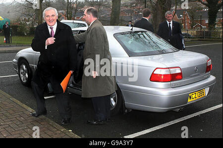 Der irische Premierminister Bertie Ahern kommt am Donnerstag, den 6 2006. April, an, um den Cormac McAnallen-Führungsvortrag am St. Catherine's College in der nordirischen Stadt Armagh zu halten. Er sagte, der ehemalige Kapitän der Fußballmannschaft von Tyrone sei „eine Inspiration für uns alle“. Siehe Pa Geschichte POLITIK McAnallen. Stockfoto