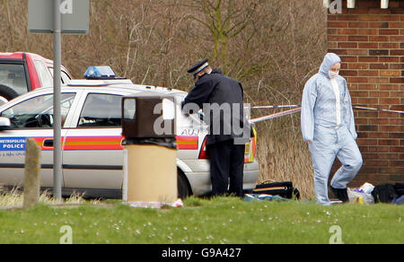 Polizeibeamte im St. Georges Hospital in Hornchurch, Essex, Donnerstag, 6. April 2006, wo eine Krankenschwester früher erstochen wurde. Detektive haben nach dem tödlichen Messer eine Morduntersuchung eingeleitet. Das Opfer, eine Frau in den Dreißigern, wurde auf dem Gelände des Krankenhauses in Suttons Lane, Hornchurch, Essex, erstochen. Heute nach 11 Uhr wurde sie von Kollegen in einem Garten-Bereich auf der Rückseite des Krankenhauses gefunden. Siehe PA Geschichte POLIZEI Krankenschwester. Stockfoto