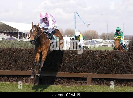 Pferderennen - The 2006 John Smith's Grand National Meeting - Aintree. Barry Geraghty, Star De Mohaison, von Barry Geraghty geritten, gewinnt die Verfolgungsjagd der Novizen von John Smith im Mildmay-Modus (Klasse 1) Stockfoto