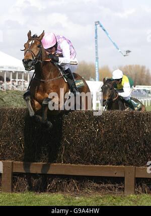 Pferderennen - The 2006 John Smith's Grand National Meeting - Aintree. Star De Mohaison, geritten von Barry Geraghty, gewann die Verfolgungsjagd der Anfänger von John Smith im Mildmay-Modus (Klasse 1) Stockfoto