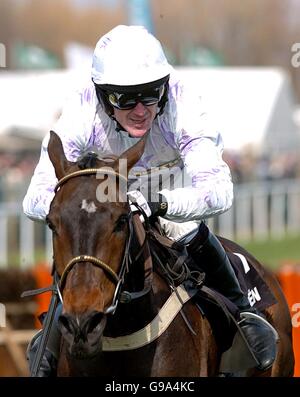 Pferderennen - The 2006 John Smith's Grand National Meeting - Aintree. Black Jack Ketchum von Tony McCoy im Hurdle Race der Anfänger des neuen Rennens „Sefton“ (Klasse 1) Stockfoto