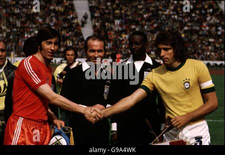 Die beiden Kapitäne schütteln sich vor dem Spiel die Hände l-r Kazimierz Deyna (Polen), Mr. Angonese (Schiedsrichter), Mr. N'Diaye (Linienrichter) und Mario Marinho (Brasilien) Stockfoto