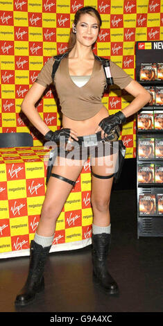 Karima Adebibe, die neueste Verkörperung der Videospiel-Heldin Lara Croft, während einer Fotowand für das neue Spiel "Lara Croft Tomb Raider : Legend" in Virgin Megastore, Oxford Street, Central London, Freitag, 7. April 2006. Stockfoto