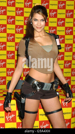 Karima Adebibe, die neueste Verkörperung der Videospiel-Heldin Lara Croft, während einer Fotowand für das neue Spiel "Lara Croft Tomb Raider : Legend" in Virgin Megastore, Oxford Street, Central London, Freitag, 7. April 2006. Stockfoto