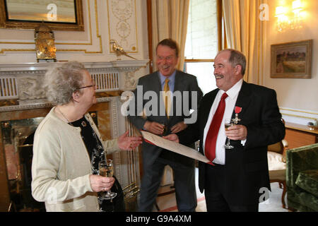 (L-r); Madge Martin (Mutter von Charlie), britischer Botschafter in Irland, Stewart Eldon, und Charlie Martin vom Shankill/Shankill-Projekt in der Residenz des Botschafters in Sandyford, Dublin, Freitag, 7. April 2006. Martin, der ein Projekt zum Abbau von Barrieren zwischen Schülern im Norden und Süden gegründet hat, wurde heute Abend mit einem Ehrenmitglied der MBE ausgezeichnet. Der 54-jährige Dubliner kam auf die Idee, dass sein Fußballverein in Shankill, Dublin, 1994 gegen Shankill, Belfast spielt, als er "nichts" über die Politik im Norden wusste. Siehe PA Geschichte POLITIK MBE Irland. Stockfoto