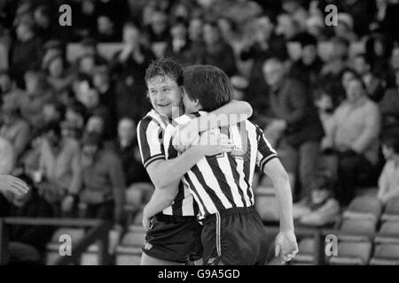 Fußball - Canon League Division One - Nottingham Forest / Newcastle United - City Ground. Peter Beardsley (r) von Newcastle United feiert mit seinem Teamkollegen Paul Gascoigne eines seiner beiden Tore (l) Stockfoto