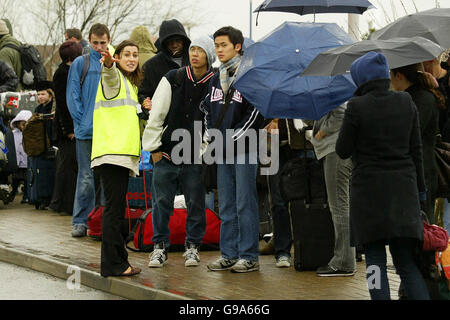 Eurostar-Passagiere stehen bei strömendem Regen am Ashford International Station in Kent an, als Eurostar-Dienste durch ein einstürztes Haus in Ridley Road, Bromley, Kent gestört wurden, was bedeutete, dass Urlauber und Pendler lange Verzögerungen mit dem Zusammenbruch hatten, der schwere Störungen des Kanaltunnels und der Inlandsbahnen verursachte. Stockfoto