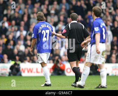 Fußball - FA Barclays Premiership - Liverpool / Everton - Anfield. Evertons Andy Van der Meyde verlässt das Feld, nachdem er die rote Karte von Schiedsrichter Phil Dowd gezeigt hat Stockfoto