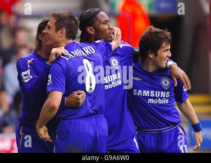 Fußball - FA Barclays Premiership - Bolton Wanderers gegen Chelsea - The Reebok Stadium. Chelseas Frank Lampard feiert sein Tor mit Didier Drogba und Joe Cole Stockfoto