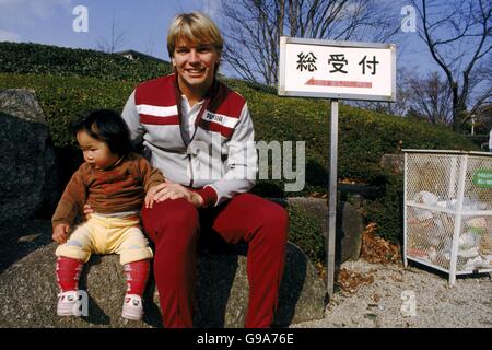 Fußball - Toyota Cup - Clubweltmeisterschaft - Aston Villa V Penarol - Villa in Tokio. Gary Shaw von Aston Villa mit einem japanischen Kind Stockfoto