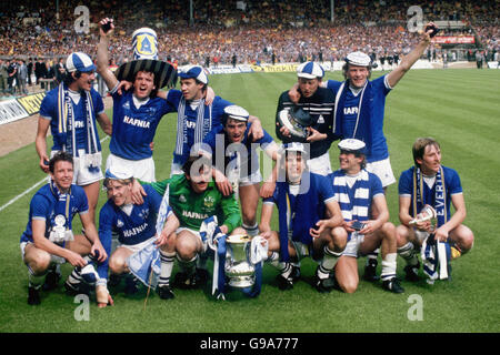 Everton feiern mit dem FA Cup: (Hintere Reihe, l-r) Derek Mountfield, John Bailey, Peter Reid, Alan Harper, Andy Gray; (erste Reihe, l-r) Trevor Steven, Kevin Richardson, Neville Southall, Kevin Ratcliffe, Graeme Sharp, Adrian Heath, Gary Stevens Stockfoto